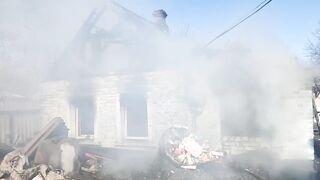 Прямое попадание ракеты "Град" от ВСУ в жилой дом