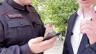 Если полицейский просит ваш телефон для проверки