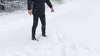 Нырнул в снег