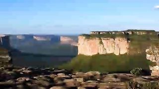 Lugares turisco com muito sol e mata verde