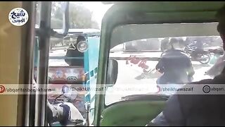 Sheikh_Ul_Wazaif_Nay_Rickshaw_Ki_Sawari_Ki_Aur_Kiya_Mooti_Diya?(360p).