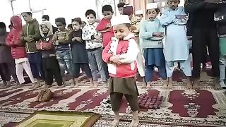 ماشاءالله چھوٹی سی عمر میں ہی اپنے بچوں کو نماز پڑھانی اور سیکھانی چاہیے