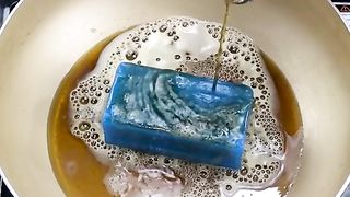 Je Mets Du Coca Cola Dans Le Savon Et Regarde Le Résultat ! Ressemble à de La Magie!