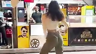 Çılgın_Dondurmacı_ile_Muhteşem_Kıpır_Kıpır_Şovlar(144p).