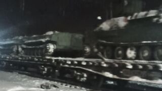 Поезд с техникой