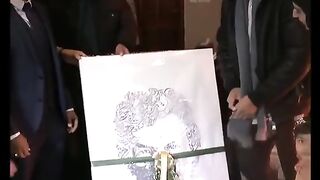 Imran Khan k Liye ek Behan Lai gift