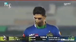 Cricket match may lagay ajeeb naray