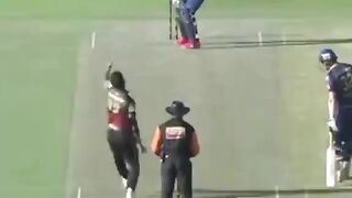 Bowler reaction after getting bowled Jasson Roy