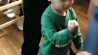 Little boy singing ????????????
