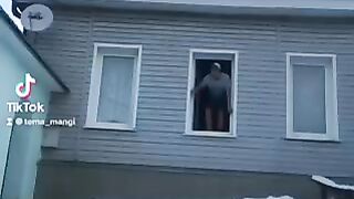 Шок ???? выпрыгнул в окно