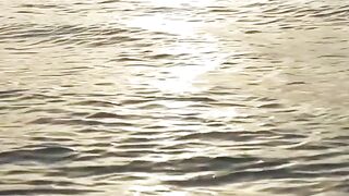 Море и красивая девушка