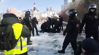 Антивоенные акции в России: началось винтилово в Екатеринбурге