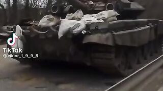 Местные жители сожгли русский танк за 5 минут