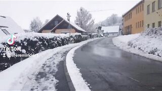 Suna hay Jahaan Baraf Parrti hay