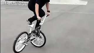 Amazing cycle stunt