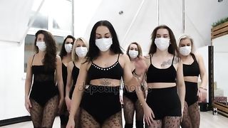Сексуальные медсестры после пандемии. Сексуальная девушка в защитной маске