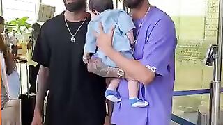 Hardik pandya Kunal pandya s family ke sath airport