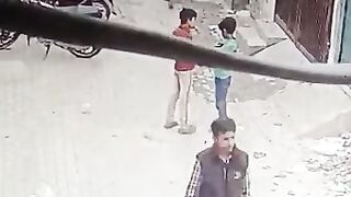 اوکاڑہ:خلیل آباد کالونی میں دو کم عمر بچے موٹر سائیکل لے کر رفو چکر