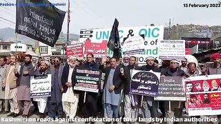 Kashmiri on roads against confiscation of their lands by Indian authorities۔