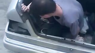 Залез в багажник