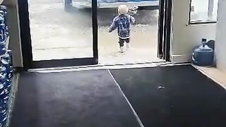 Amazing Mom little kid helping.