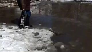 Школьник упал в лужу????????