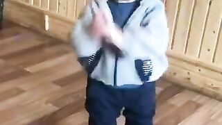 Малыш танцует