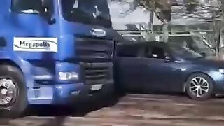 Украинский беженец разбивает российские грузовики в Польше