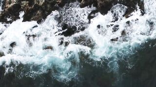 Бушующие волны Средиземного моря