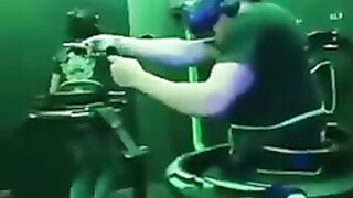 Во что он там играет?