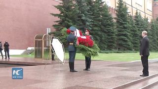 Putin braves rain to honor WWII victims