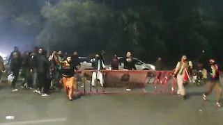عوام کا پارہ ہائی۔۔۔ رکاوٹیں ہٹا دیں۔۔