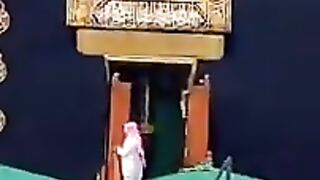 Khan a baba KO azan