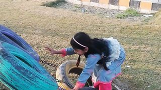 meri bitya rani park mein enjoy karte huye