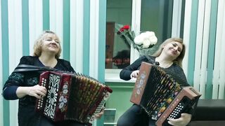Подари мне, подари. Исполняют Елена Гуляева и Евдокия Масеева (мама и дочь) mр4