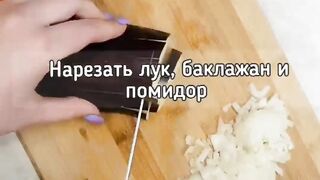 Яичница с баклажаном и помидором