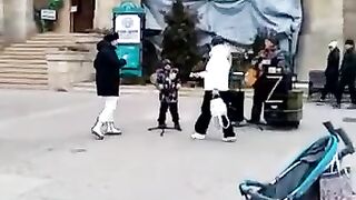 Дремлет алая заря