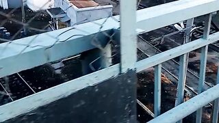 Электровоз с моста