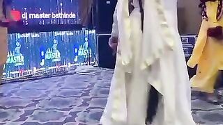 Indian  Punjabi  anuty  very nice  short  enjoy dance