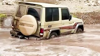 Toyota Land-cruiser Off-road stucked in River Mud