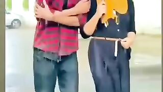Girlfriend boyfriend Ek Sath umbrella Ke Niche ja raha hai