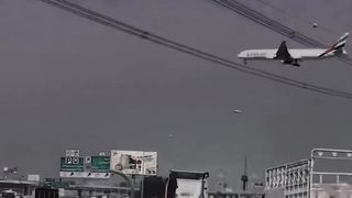 EMIRATES AIRLINES LANDING AIRPORT UAE