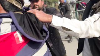 Pakistani police ki jhang dekho / پاکستانی پولیس کا آپس میں جھگڑا