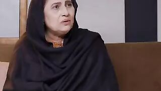 Mein unki koi sagi aulaad thori hoon!