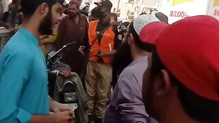 کراچی کٹی پہاڑی میں ڈاکو شدید زخمی کر دیا ہے ۔