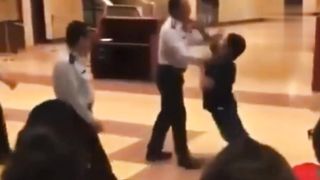 Airport police k Sath Badmashi ka Anjaam