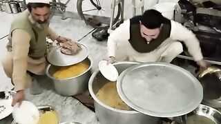 Dustribut biryani to poor people