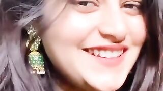 Tujhe pyaar se dekhne