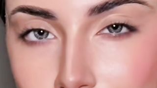 Graphic eyeliner with golden shimmer