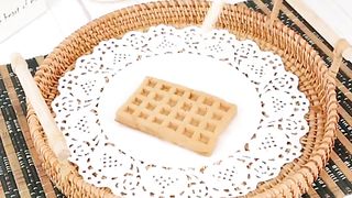 New Handwoven Rattan Storage Tray Basket With Wooden Handle Bread Basket Tray Fruit Tea Wicker Tray Coffee Table Decorative Tray